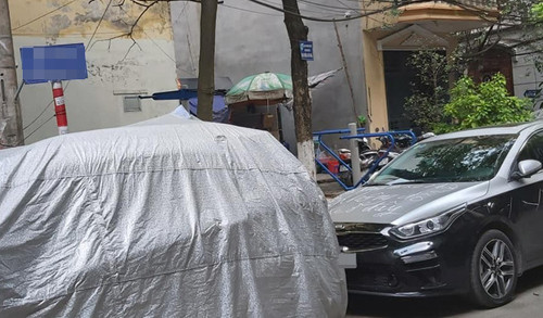 Xe đỗ chắn lối đi chung.