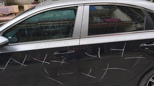 Phần cửa và thân xe cũng không thoát.