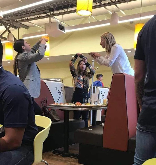 Con người đang ngày càng "sống ảo" bất chấp sự hiểm nguy hình ảnh 4 con nguoi dang ngay cang "song ao" bat chap su hiem nguy hinh anh 4