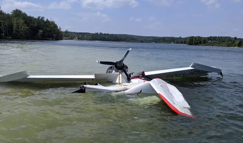 Hãi hùng máy bay đâm vào cây, lao xuống hồ