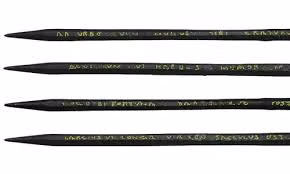 Chiếc bút cổ được khắc rất nhiều chữ trên phần thân mảnh. Ảnh: MOLA.