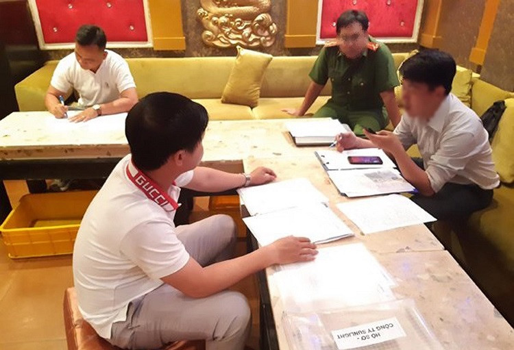 Lực lượng chức năng làm việc với chủ nhà hàng về những lỗi sai phạm. Lực lượng chức năng làm việc với chủ nhà hàng về những lỗi sai phạm.