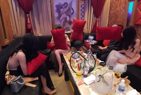 Lực lượng chức năng phát hiện nhiều tiếp viên ăn mặc hở hang phục vụ khách. Lực lượng chức năng phát hiện nhiều tiếp viên ăn mặc hở hang phục vụ khách.