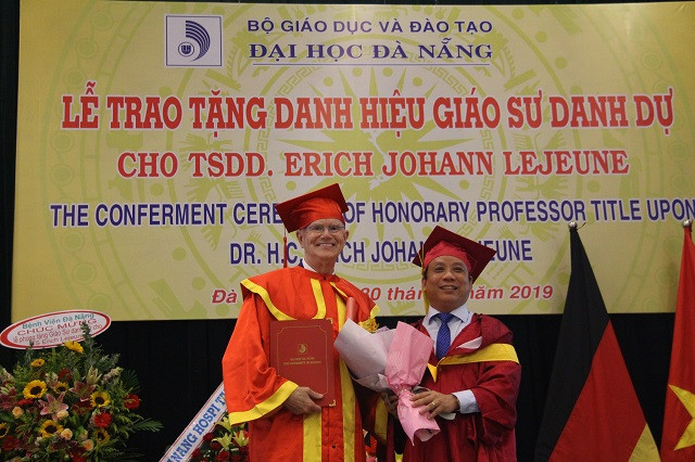 Lãnh đạo ĐH Đà Nẵng trao quyết định và tặng hoa chúc mừng GSDD. Erich Johann Lejeune.
