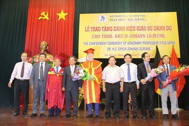 Lãnh đạo ĐH Đà Nẵng cùng đại diện các trường thành viên tặng hoa chúc mừng.