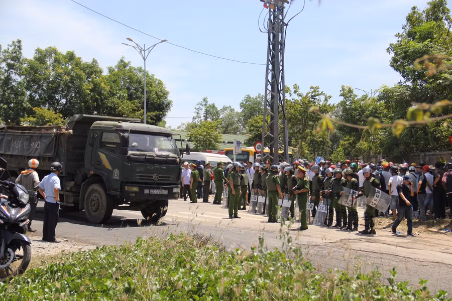 Ngày 8/7, lực lượng công an TP Đà Nẵng phải “thông đường” để xe chở rác vào bãi rác Khánh Sơn, giải phóng hơn 1.500 tấn rác ùn ứ trong các khu dân cư