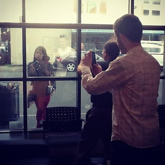 Con người đang ngày càng "sống ảo" bất chấp sự hiểm nguy hình ảnh 3 con nguoi dang ngay cang "song ao" bat chap su hiem nguy hinh anh 3