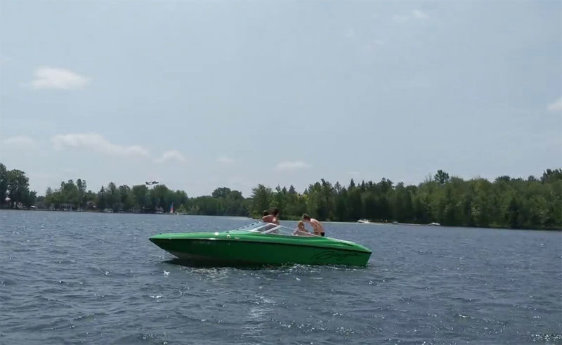 Hãi hùng máy bay đâm vào cây, lao xuống hồ ảnh 1 Hãi hùng cảnh máy bay đâm vào cây, lao xuống hồ