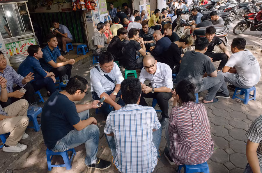 Không khó bắt gặp cảnh nhiều người trẻ tụ tập chuyện phiếm, la cà tại các quán xá vỉa hè. Ảnh: Tác giả