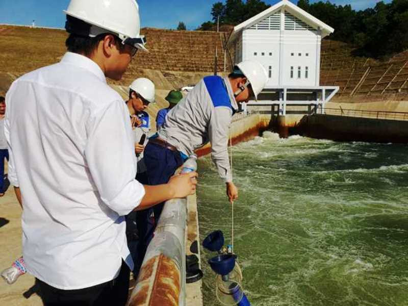Lấy mẫu nước quan trắc ở 5 vị trí tại đập dâng