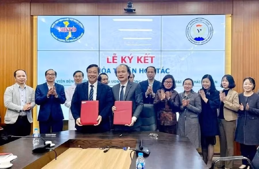 Trường Đại học Y Dược ký kết hợp tác với Bệnh viện Bệnh Nhiệt đới Trung ương.