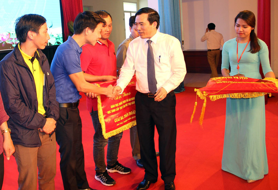 Ông Nguyễn Minh Tường - Giám đốc Sở GD&ĐT Phú Thọ tặng cờ cho các trường Nhất, Nhì, Ba toàn đoàn