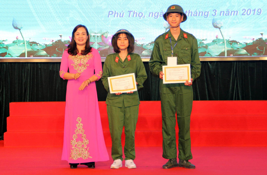 Ban tổ chức trao giấy chứng nhận cho các vận động viên đạt thành tích tại Hội thao