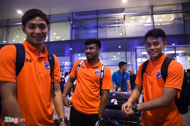 Các cầu thủ Thái Lan tươi cười rạng rỡ đặt chân xuống Nội Bài tối 20/3