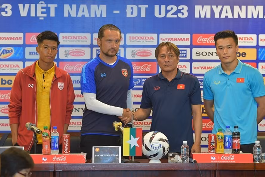 Bùi Tiến Dũng sẽ cùng các đồng đội đối đầuU23 Myanmar