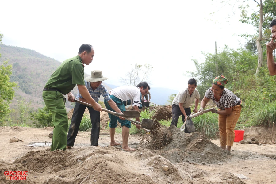 Công an huyện Kỳ Sơn (Nghệ An) cùng người dân xây dựng nhà. Ảnh: Phạm Tâm.