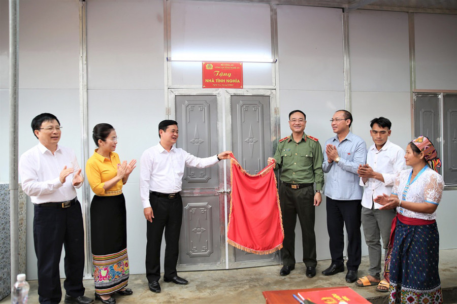 Bí thư Tỉnh ủy Nghệ An Thái Thanh Quý và Thiếu tướng Phạm Thế Tùng - Giám đốc Công an tỉnh mở băng khánh thành, bàn giao nhà cho hộ nghèo tại huyện Kỳ Sơn. Ảnh: CANA. Bí thư Tỉnh ủy Nghệ An Thái Thanh Quý và Thiếu tướng Phạm Thế Tùng - Giám đốc Công an tỉnh mở băng khánh thành, bàn giao nhà cho hộ nghèo tại huyện Kỳ Sơn. Ảnh: CANA.