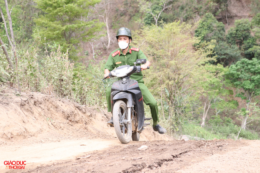 Hưởng ứng cuộc vận động của Tỉnh ủy Nghệ An, Bộ Công an và Công an tỉnh đã kêu gọi hỗ trợ xây dựng 2.420 nhà ở cho 2.420 hộ nghèo ở tại 6 huyện biên giới Kỳ Sơn, Tương Dương, Quế Phong, Con Cuông, Anh Sơn, Thanh Chương. Trong ảnh: Chiến sĩ công an chở theo vật liệu, leo dốc lên hỗ trợ người dân xây nhà. Ảnh: Phạm Tâm Hưởng ứng cuộc vận động của Tỉnh ủy Nghệ An, Bộ Công an và Công an tỉnh đã kêu gọi hỗ trợ xây dựng 2.420 nhà ở cho 2.420 hộ nghèo ở tại 6 huyện biên giới Kỳ Sơn, Tương Dương, Quế Phong, Con Cuông, Anh Sơn, Thanh Chương. Trong ảnh: Chiến sĩ công an chở theo vật liệu, leo dốc lên hỗ trợ người dân xây nhà. Ảnh: Phạm Tâm