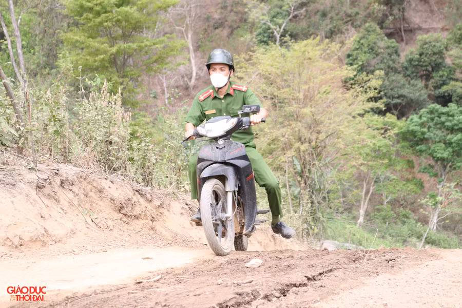 Hưởng ứng cuộc vận động của Tỉnh ủy Nghệ An, Bộ Công an và Công an tỉnh đã kêu gọi hỗ trợ xây dựng 2.420 nhà ở cho 2.420 hộ nghèo ở tại 6 huyện biên giới Kỳ Sơn, Tương Dương, Quế Phong, Con Cuông, Anh Sơn, Thanh Chương. Trong ảnh: Chiến sĩ công an chở theo vật liệu, leo dốc lên hỗ trợ người dân xây nhà. Ảnh: Phạm Tâm