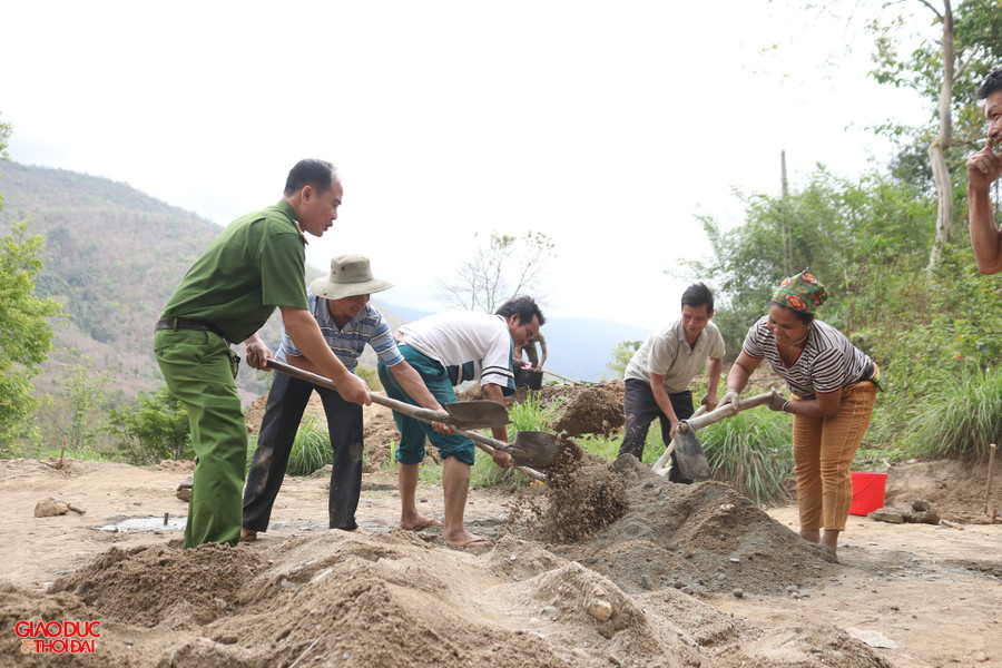 Công an huyện Kỳ Sơn (Nghệ An) cùng người dân xây dựng nhà. Ảnh: Phạm Tâm.