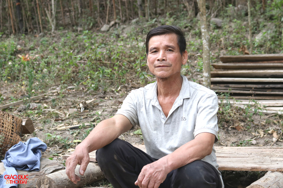 “Được Nhà nước hỗ trợ gia đình làm lại ngôi nhà mới, cả 8 thành viên trong nhà ai cũng vui. Có nhà kiên cố sẽ là động lực để gia đình chú tâm làm ăn, cố gắng phát triển kinh tế, nâng cao đời sống”, ông Lô Văn Quy (ở bản Nhà Cù, xã Tà Cạ) chia sẻ. Ảnh: Phạm Tâm. “Được Nhà nước hỗ trợ gia đình làm lại ngôi nhà mới, cả 8 thành viên trong nhà ai cũng vui. Có nhà kiên cố sẽ là động lực để gia đình chú tâm làm ăn, cố gắng phát triển kinh tế, nâng cao đời sống”, ông Lô Văn Quy (ở bản Nhà Cù, xã Tà Cạ) chia sẻ. Ảnh: Phạm Tâm.