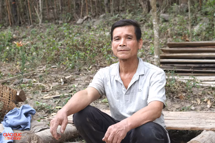 “Được Nhà nước hỗ trợ gia đình làm lại ngôi nhà mới, cả 8 thành viên trong nhà ai cũng vui. Có nhà kiên cố sẽ là động lực để gia đình chú tâm làm ăn, cố gắng phát triển kinh tế, nâng cao đời sống”, ông Lô Văn Quy (ở bản Nhà Cù, xã Tà Cạ) chia sẻ. Ảnh: Phạm Tâm.