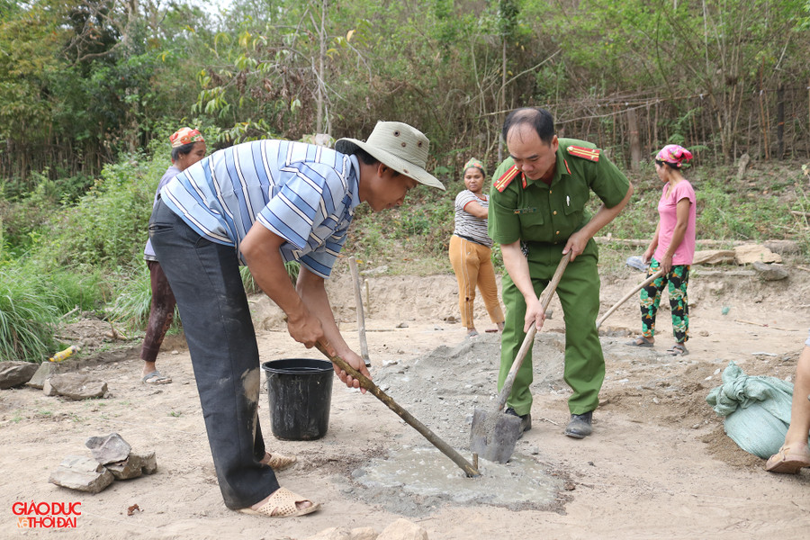 Mỗi căn nhà do ngành Công an tài trợ có diện tích xây dựng là 46,5 m2 với tổng kinh phí 50 triệu đồng/nhà, riêng phần móng 3-5 triệu đồng từ nguồn vận động của địa phương. Trong ảnh, Công an huyện Kỳ Sơn hỗ trợ người dân làm móng nhà. Ảnh: Phạm Tâm Mỗi căn nhà do ngành Công an tài trợ có diện tích xây dựng là 46,5 m2 với tổng kinh phí 50 triệu đồng/nhà, riêng phần móng 3-5 triệu đồng từ nguồn vận động của địa phương. Trong ảnh, Công an huyện Kỳ Sơn hỗ trợ người dân làm móng nhà. Ảnh: Phạm Tâm