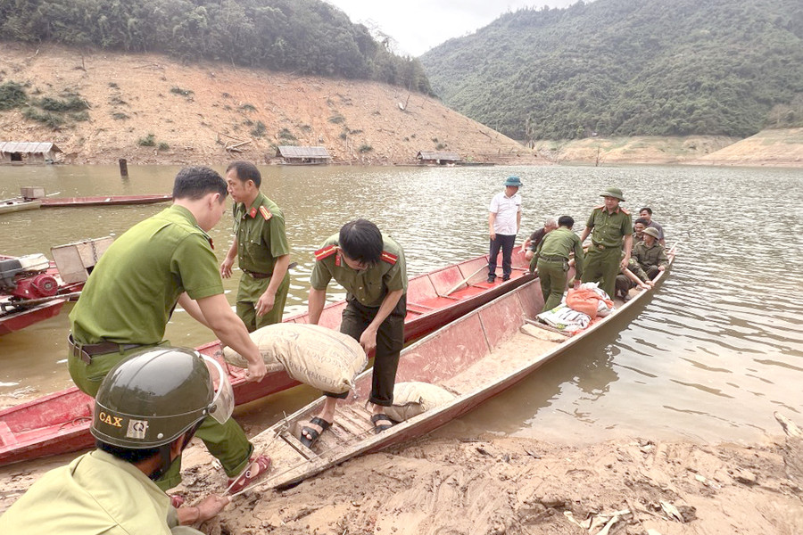 Tại một số bản làng khó khăn, lực lượng công an phải dùng thuyền nhỏ để vận chuyển vật liệu hỗ trợ người dân dựng nhà. Ảnh: CANA. Tại một số bản làng khó khăn, lực lượng công an phải dùng thuyền nhỏ để vận chuyển vật liệu hỗ trợ người dân dựng nhà. Ảnh: CANA.