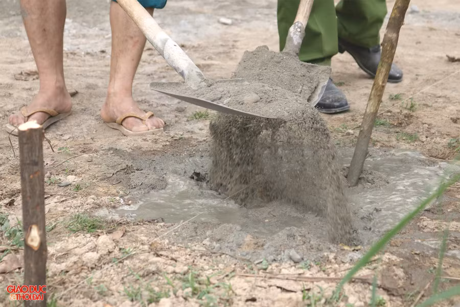 Nhờ những căn nhà mới, tình cảm quân dân ở huyện biên giới Kỳ Sơn ngày càng vững chắc, bền chặt. Ảnh: Phạm Tâm