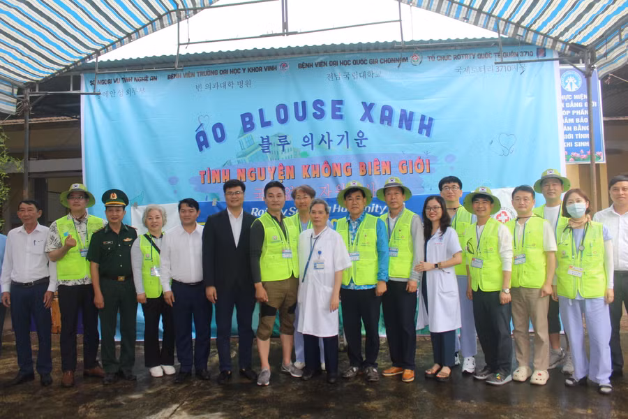 Đoàn Bệnh viện Đại học Y khoa tỉnh Nghệ An, Đoàn bệnh viện Đại học Quốc gia Chonnam Hàn Quốc, phối hợp UBND huyện Con Cuông tổ chức chương trình "Tình nguyện không biên giới". Ảnh: Bá Hậu.