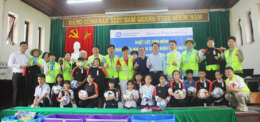 Đoàn tặng 250 quả bóng cùng 250 bộ quần áo thể thao cho các em ở Làng SOS Vinh. Ảnh: nghean.gov.vn. Đoàn tặng 250 quả bóng cùng 250 bộ quần áo thể thao cho các em ở Làng SOS Vinh. Ảnh: nghean.gov.vn.