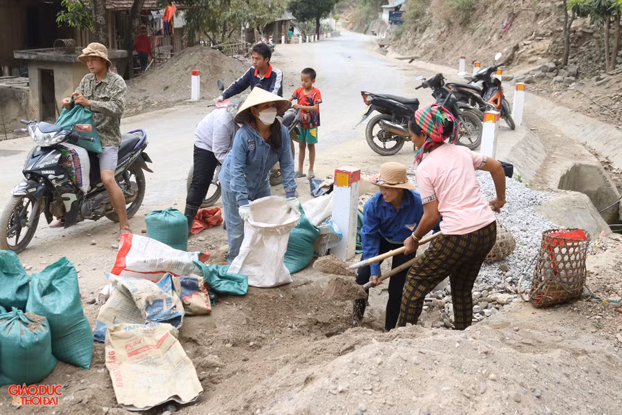 Vật liệu xây dựng được tập kết, đổ vào bao tải rồi vận chuyển bằng xe máy lên đỉnh đồi. Ảnh: Phạm Tâm.