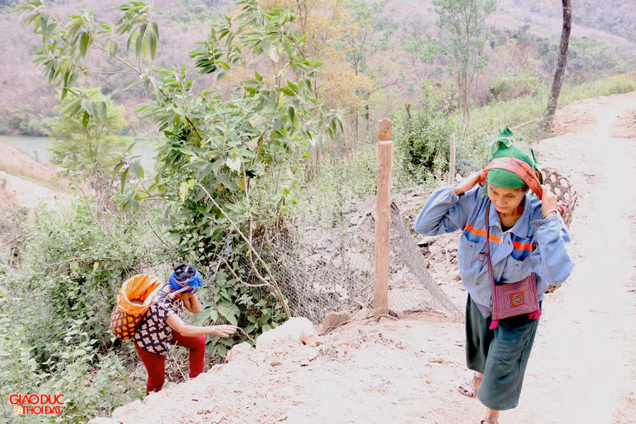Mặc dù đường đi khó khăn, mỗi lần gùi không được nhiều nhưng những người phụ nữ ở bản ai cũng cảm thấy vui vì giúp đỡ được đồng bào mình. Ảnh: Phạm Tâm.