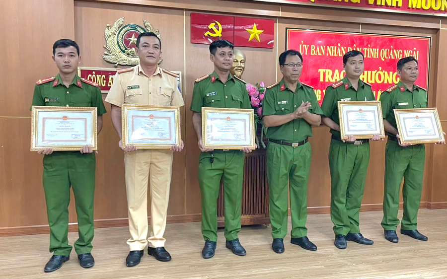 Công an tỉnh Quảng Ngãi trao giấy khen tập thể, cá nhân tham gia phá án.