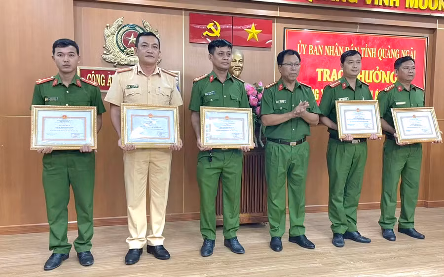 Công an tỉnh Quảng Ngãi trao giấy khen tập thể, cá nhân tham gia phá án. Công an tỉnh Quảng Ngãi trao giấy khen tập thể, cá nhân tham gia phá án.