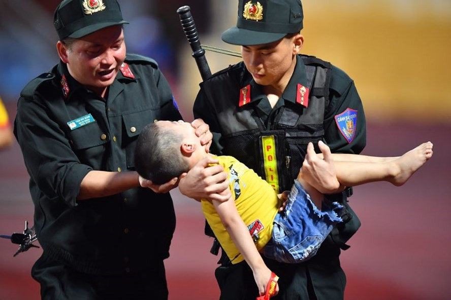 Chiến sĩ CSCĐ chịu đau để cấp cứu bé trai: “Ai cũng sẽ làm như tôi“