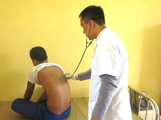 Thăm khám sức khỏe cho người điều trị cai nghiện. Ảnh: Thùy Chi.