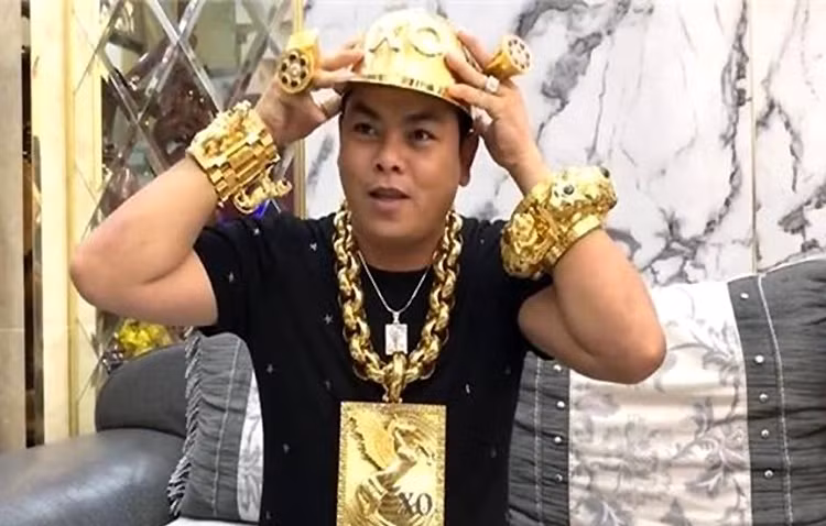 Phúc XO khoe mũ vàng 9999 vài ngày trước khi bị bắt.