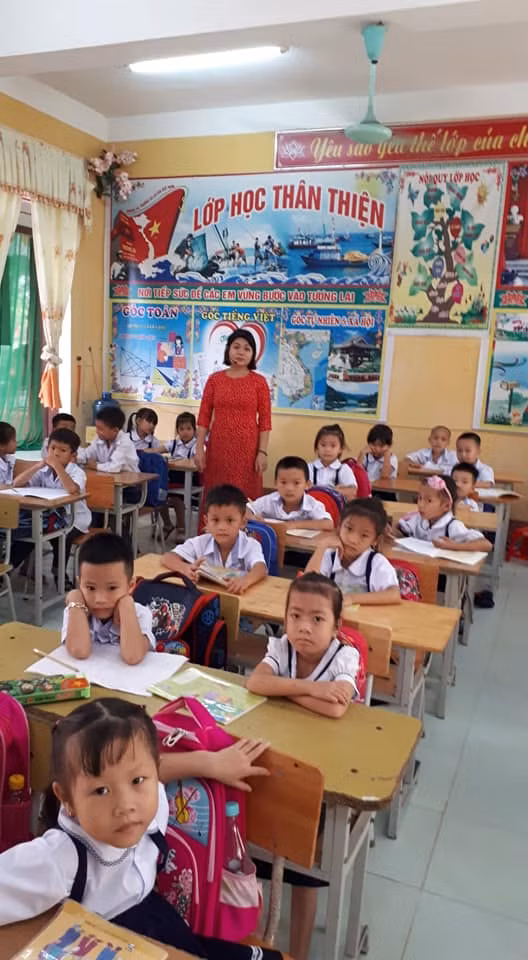 Cô Lan cùng HS Trường Tiểu học Quảng Đại. Ảnh nhân vật cung cấp