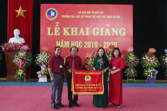 Bà Nguyễn Thị Bích Hợp, Phó Chủ tịch Công đoàn Giáo dục Việt Nam trao Cờ thi đua của Tổng Liên đoàn Lao động Việt Nam cho Công đoàn trường.