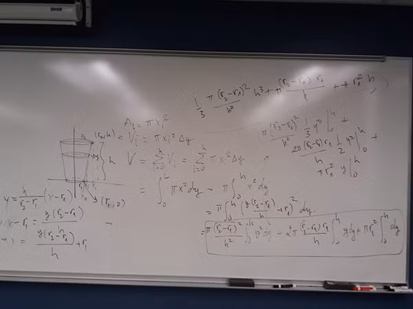 Bài giải của dân Toán xem size M hay L của trà sữa sẽ nhiều hơn. Ảnh: D.N/KCM.