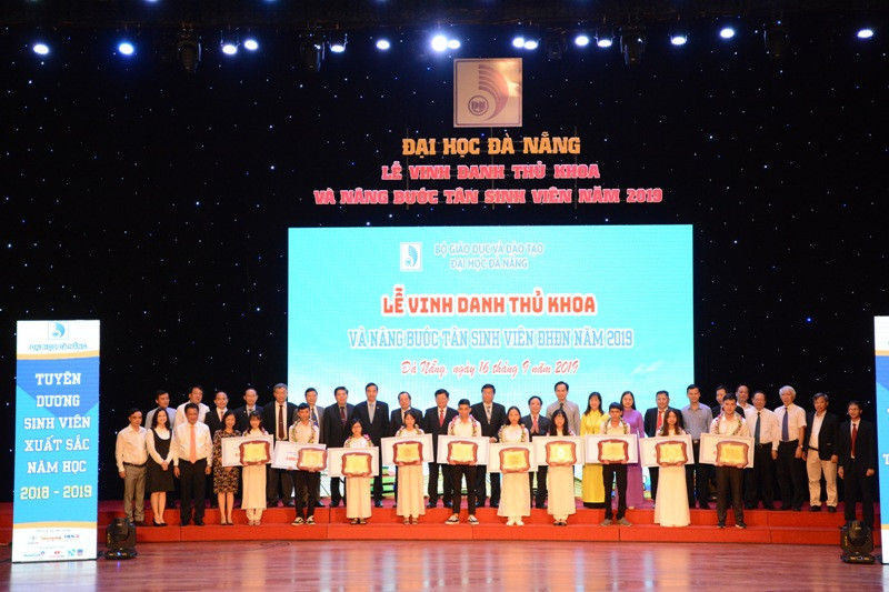 Ngoài vinh danh, các học bổng có giá trị khác cũng được trao cho những tân sinh viên, nâng bước các em đến trường.