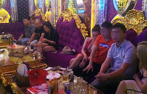 Nhiều người trong quán Pharaon XO dương tính với ma tuý khi cảnh sát ập vào kiểm tra. Ảnh: Công an cung cấp. Nhiều người trong quán Karaoke XO dương tính ma tuý. Ảnh: Công an cung cấp.