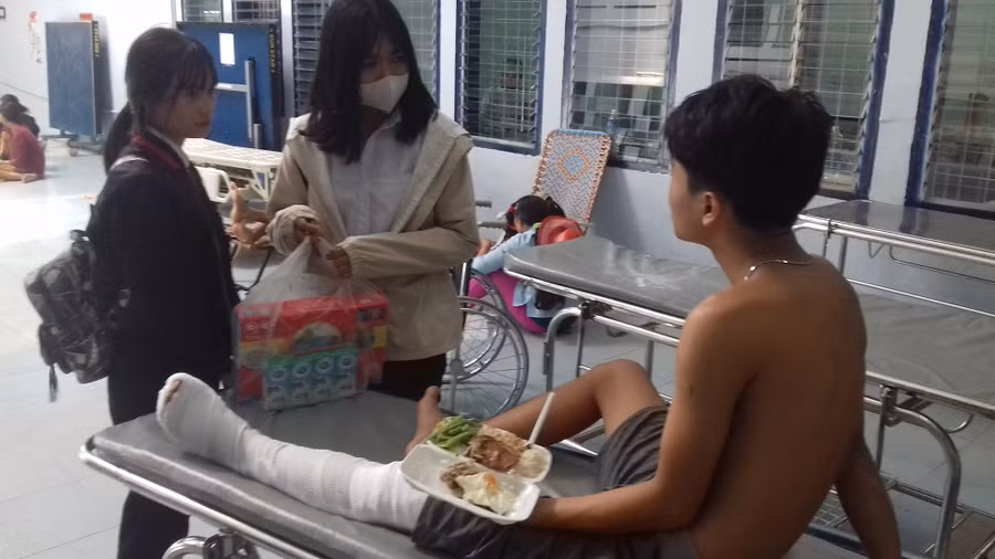 Em Trực đang được điều trị tại bệnh viện.