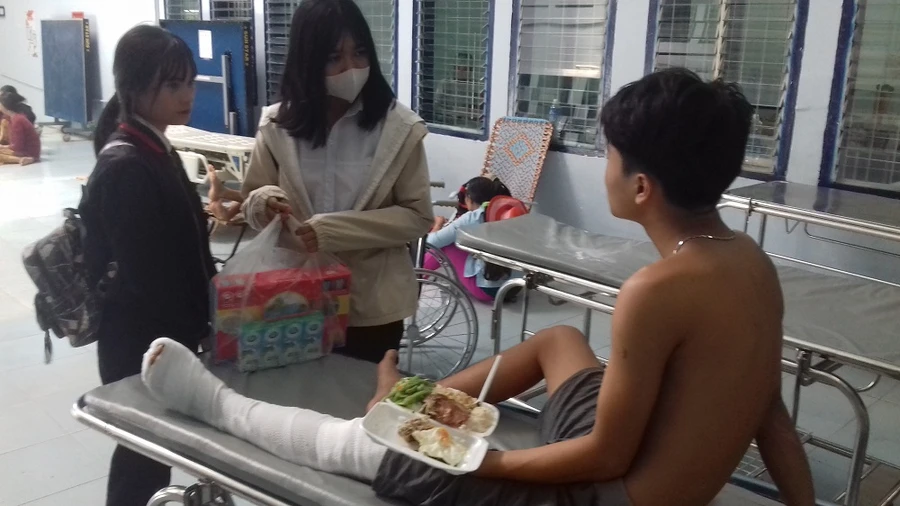 Em Trực đang được điều trị tại bệnh viện.