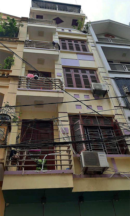 Sau khi sát hại hai nữ sinh và truy đuổi ba người khác ở tầng 4bất thành, Giàng A Dông đâm gần chục nhát dao vào bụng mình rồi nhảy từ tầng 5 xuống đất. Ảnh: Phương Sơn