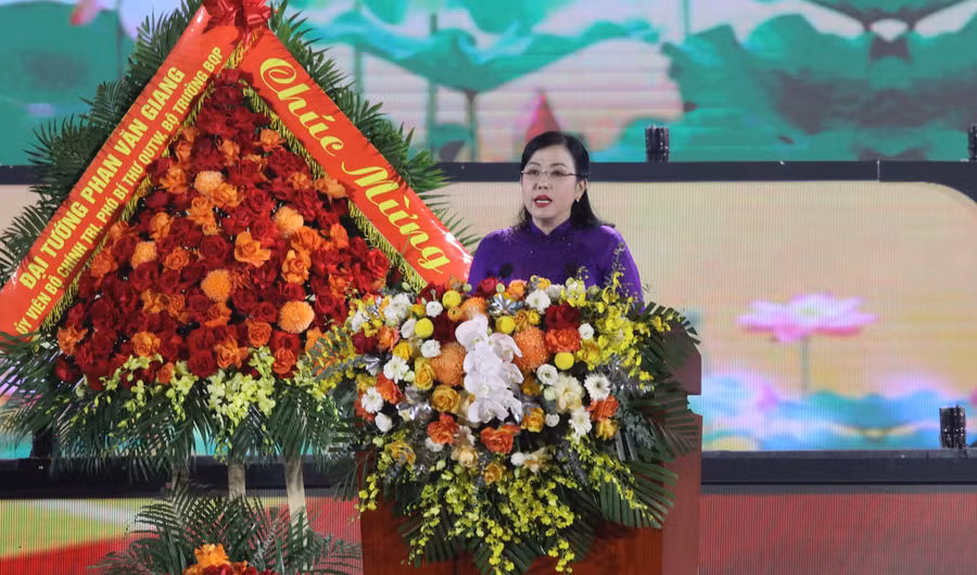 Bà Nguyễn Thanh Hải - Ủy viên BCH Trung ương Đảng, Bí thư Tỉnh ủy, Trưởng Đoàn ĐBQH tỉnh phát biểu tại Lễ kỷ niệm.