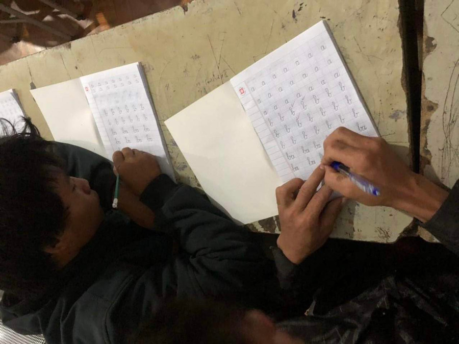 Các học viên lớp xoá mù chữ được tạo điều kiện tối đa để học tập. Các học viên lớp xoá mù chữ được tạo điều kiện tối đa để học tập.