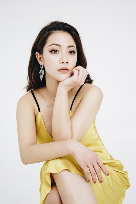 Ngoài sở hữu môt loạt bộ phim đình đám, Huyền Thạch còn là người mẫu quảng cáo khá đắt show cho các nhãn hàng. Hiện nay, cô đang làm đại sứ thương hiệu cho 10 nhãn hàng đình đám. Ngoài sở hữu môt loạt bộ phim đình đám, Huyền Thạch còn là người mẫu quảng cáo khá đắt show cho các nhãn hàng. Hiện nay, cô đang làm đại sứ thương hiệu cho 10 nhãn hàng đình đám.