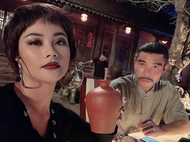 Huyền Thạch thường chia sẻ hậu trường phim Mê cung trên trang cá nhân. Huyền Thạch thường chia sẻ hậu trường phim Mê cung trên trang cá nhân.